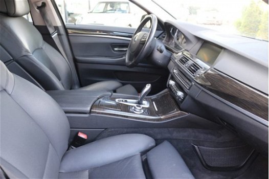 BMW 5-serie - 530d High Executive Navigatie Leer Head up display Xenon 245pk - 1