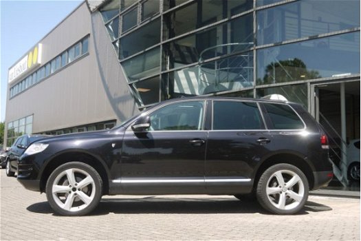 Volkswagen Touareg - 3.0 V6 TDI Highline Individual NL-Auto Leder/Schuifdak/Climate - 1