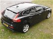 Volvo V40 - D4 SUMMUM-BNS/KEYLESS/ON-CALL+ST.KACHEL/H-K.AUDIO/INR&GAR.MOGELIJK - 1 - Thumbnail