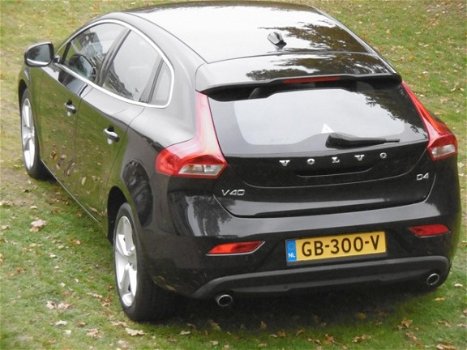 Volvo V40 - D4 SUMMUM-BNS/KEYLESS/ON-CALL+ST.KACHEL/H-K.AUDIO/INR&GAR.MOGELIJK - 1