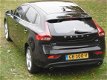 Volvo V40 - D4 SUMMUM-BNS/KEYLESS/ON-CALL+ST.KACHEL/H-K.AUDIO/INR&GAR.MOGELIJK - 1 - Thumbnail