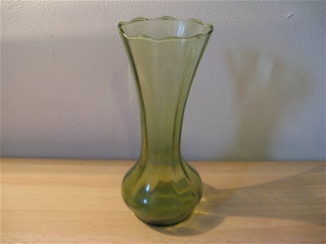 Te koop een kristallen Biedermeier antiek groen vaasje, 15,5 cm,ca. 1890! - 1