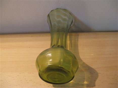 Te koop een kristallen Biedermeier antiek groen vaasje, 15,5 cm,ca. 1890! - 2