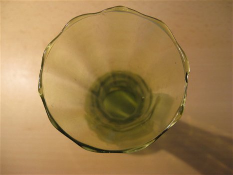 Te koop een kristallen Biedermeier antiek groen vaasje, 15,5 cm,ca. 1890! - 3
