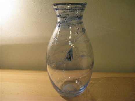 Grote mondgeblazen design vaas; voorzien van een blauw decoratief motief... - 1