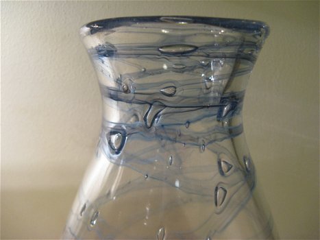 Grote mondgeblazen design vaas; voorzien van een blauw decoratief motief... - 2