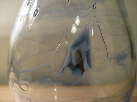 Grote mondgeblazen design vaas; voorzien van een blauw decoratief motief... - 3