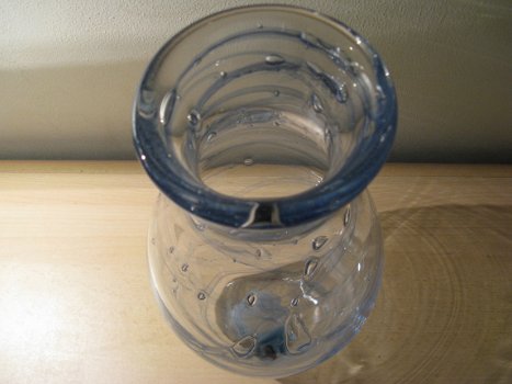 Grote mondgeblazen design vaas; voorzien van een blauw decoratief motief... - 4
