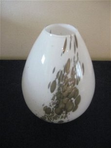 Leuke design vaas; wit met een decoratief druppelmotief.