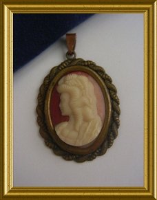 Mooie oude glas camee hanger // vintage glass cameo pendant