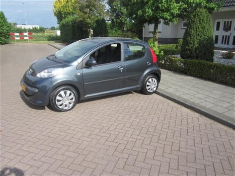 Peugeot 107 - 1.0-12V XS 31552 km nap boekjes sleutels - 1