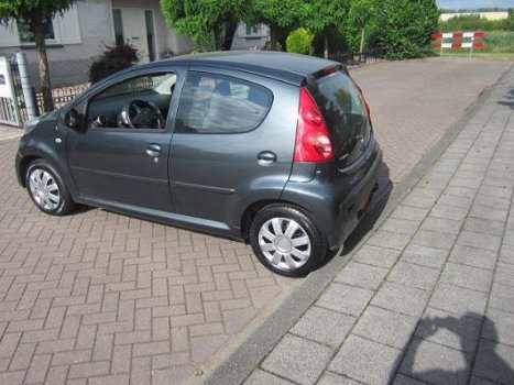 Peugeot 107 - 1.0-12V XS 31552 km nap boekjes sleutels - 1