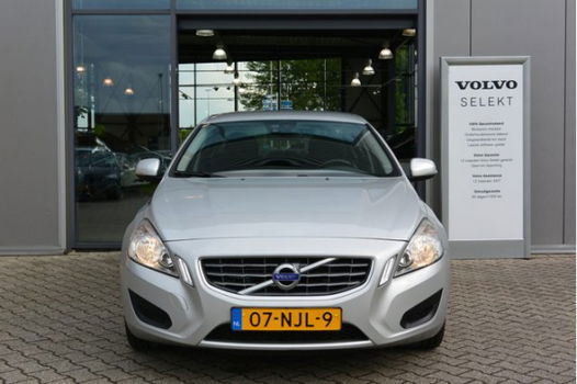 Volvo S60 - 2.0T 200pk Intro Edition / Navi / Pdc achter / 17 inch / Regensensor / Ecc / Cruise / De - 1