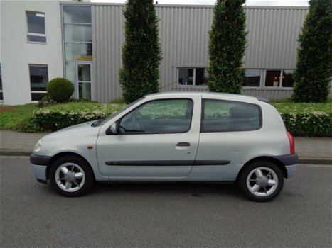 Renault Clio - 1.6-16V Einde jaars aanbieding van € 1500 naar €990 - 1