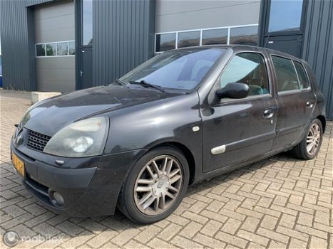 Renault Clio - 1.5 dCi Initiale zeer netjes maar tik in de motor - 1