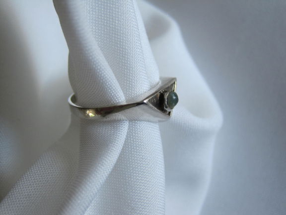 Zilveren ring maat 16.5 met groen blauw getint edelsteentje. - nr. 1