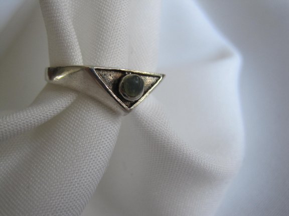Zilveren ring maat 16.5 met groen blauw getint edelsteentje. - Afbeelding 2