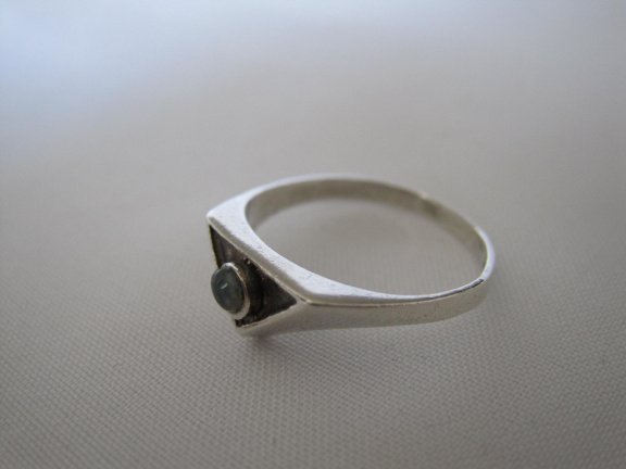 Zilveren ring maat 16.5 met groen blauw getint edelsteentje. - Afbeelding 4