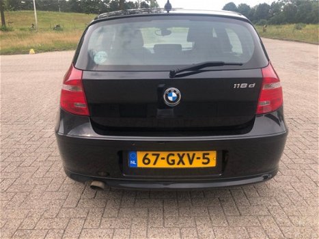 BMW 1-serie - 118d Corporate Business Line GEZOCHT ALLE MERKEN EN TYPE S, S BUSSEN EN 4X4 - 1