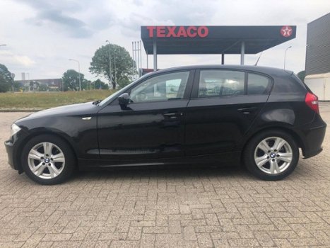 BMW 1-serie - 118d Corporate Business Line GEZOCHT ALLE MERKEN EN TYPE S, S BUSSEN EN 4X4 - 1