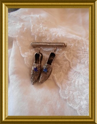 Leuke oude broche met schoentjes - nr. 1
