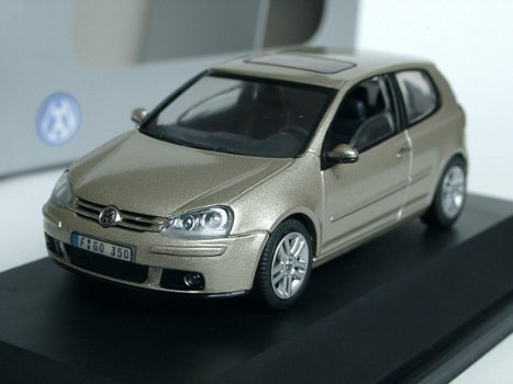 1:43 Schuco VW Golf 5 V 3deurs metallicgold 2005 - 0