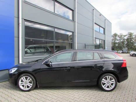 Volvo V60 - 2.0 D3 MOMENTUM / Navigatie / Trekhaak / Dealer onderhouden - 1