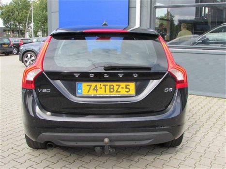 Volvo V60 - 2.0 D3 MOMENTUM / Navigatie / Trekhaak / Dealer onderhouden - 1