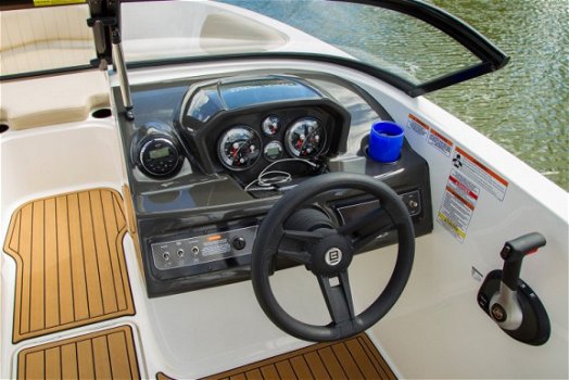 Bayliner VR5 Inboard - 5