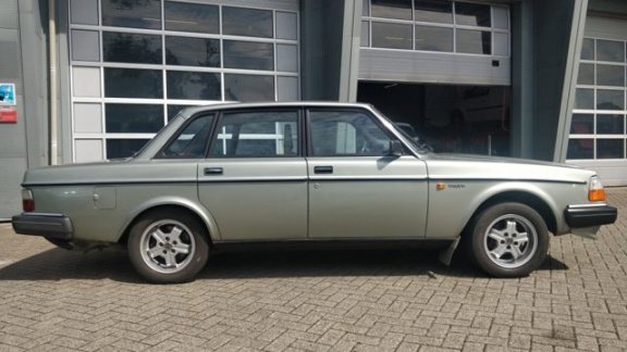 Volvo 240 - 2.3 GL - 1