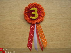 ** Gehaakte verjaardagsbroche met lintjes (geel)