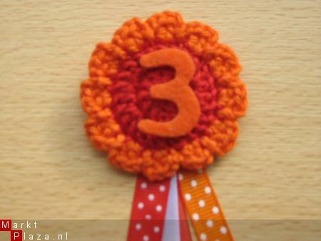 ** Gehaakte verjaardagsbroche met lintjes (oranje) - Afbeelding 2