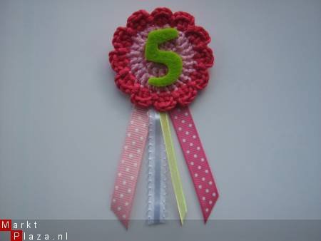 ** Gehaakte verjaardagsbroche met lintjes (limegroen) - nr. 1