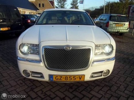 Chrysler 300C - - 5.7 V8 HEMI ((179.000 km, LPG-G3)) - 1