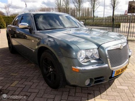 Chrysler 300C - - 3.5 V6 ((Klepstoter hoorbaar, verder een keurige auto)) - 1