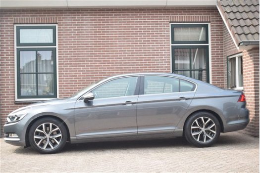 Volkswagen Passat - 2.0 TDI 150pk H6 Comfortline Executive Ecc Pdc Trekhaak Navigatie - 1