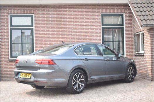 Volkswagen Passat - 2.0 TDI 150pk H6 Comfortline Executive Ecc Pdc Trekhaak Navigatie - 1