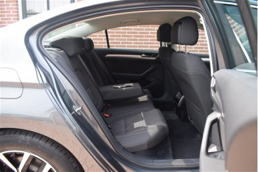 Volkswagen Passat - 2.0 TDI 150pk H6 Comfortline Executive Ecc Pdc Trekhaak Navigatie - 1