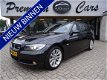 BMW 3-serie Touring - 318i High Executive, M-uitvoering, Leer, NAV groot, Trekh, Xenon, Carbonzwart - 1 - Thumbnail