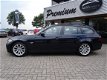 BMW 3-serie Touring - 318i High Executive, M-uitvoering, Leer, NAV groot, Trekh, Xenon, Carbonzwart - 1 - Thumbnail