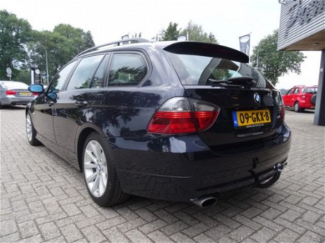 BMW 3-serie Touring - 318i High Executive, M-uitvoering, Leer, NAV groot, Trekh, Xenon, Carbonzwart - 1