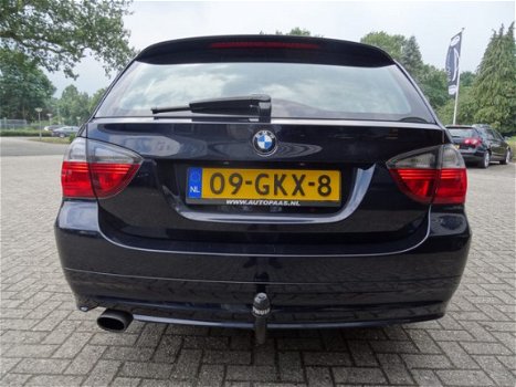 BMW 3-serie Touring - 318i High Executive, M-uitvoering, Leer, NAV groot, Trekh, Xenon, Carbonzwart - 1