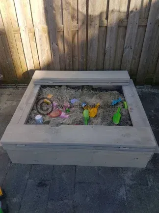 Zandbak met vaste deksels, tevens bankjes - nr. 1