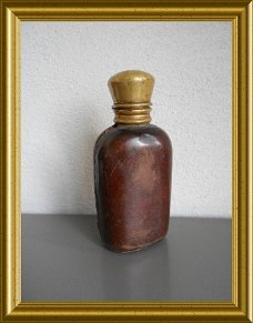 Antieke parfumfles met leer bekleed // antique perfumebottle, leather body