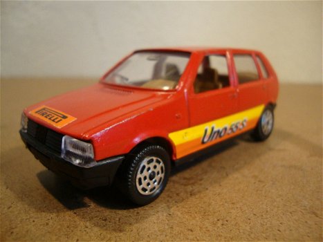 1:43 Hot Wheels Fiat Uno 55 S rood Made in Italy los model - 3