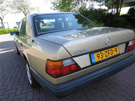 Mercedes-Benz 230 - 200-500 (W124) E IN PERFECTE STAAT / ORIGINELE LAK GEEN ROEST - 1