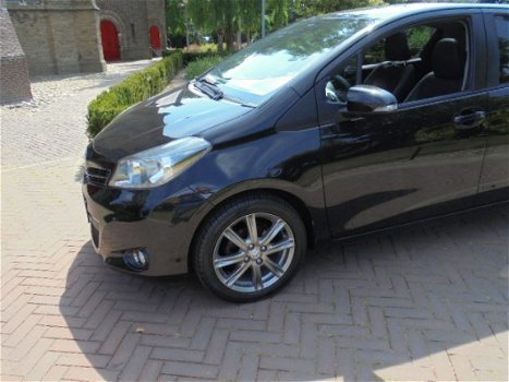 Toyota Yaris - 1.3 16v 99pk 5drs Executive Sport, bij spec. sinds 1968 - 1