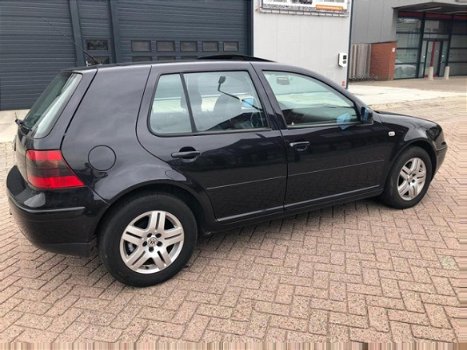 Volkswagen Golf - 2.3 V5 Highline - 1