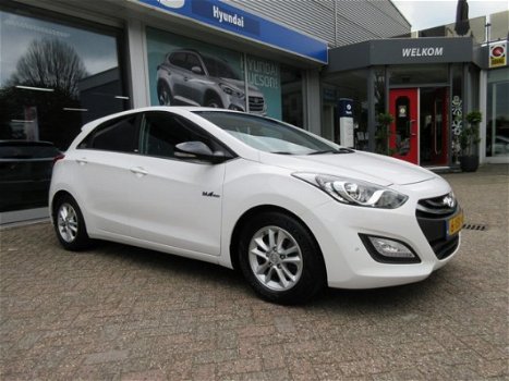 Hyundai i30 - 1.6 GDI Go Plus Navigatie/ Parkeersensoren/ Lederen bekleding - 1