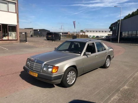 Mercedes-Benz 200-serie - 230 E (W124) - 1